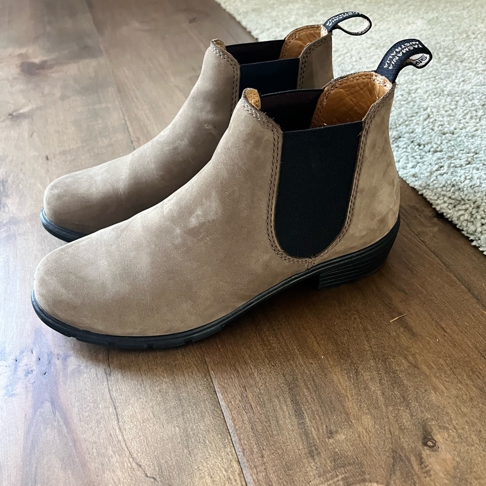 Blundstone style 1974 in “stone nubuck”
